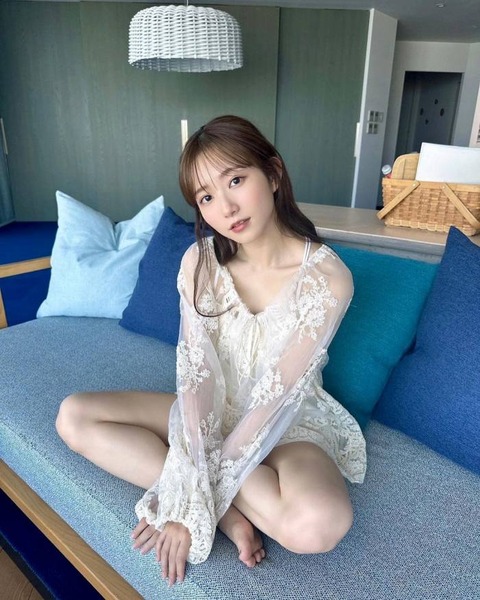 青山なぎさ 足裏・足指の生足画像！裸足がたまらない！