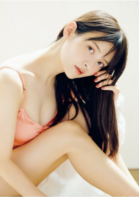 上坂すみれ 太もも画像！美脚がたまらない！