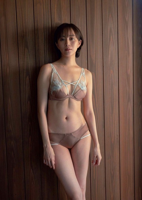比嘉愛未 熟女水着グラビア画像！大人の美しさがたまらない！