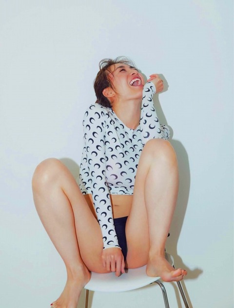 新山千春 熟女水着グラビア画像！大人の美しさがたまらない！