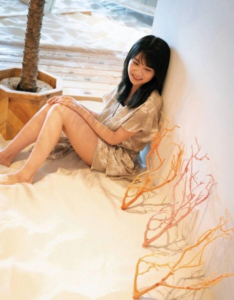 秋元真夏 太もも画像！美脚がたまらない！