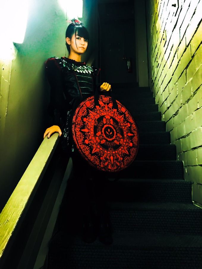 BABYMETAL「東京ドーム新グッズ紹介写真　ドラが大好きなSU-」