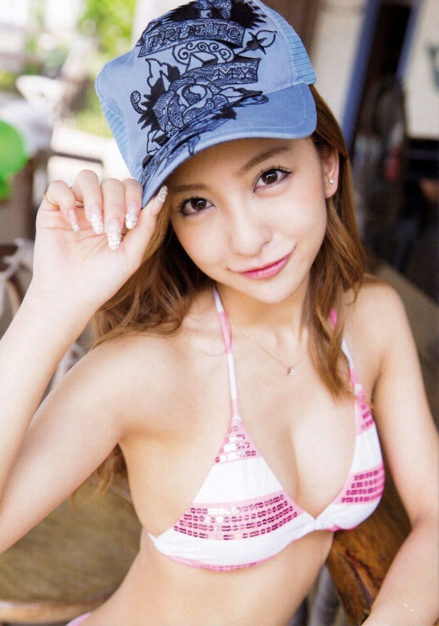 【艶めかしい】板野友美 グラビアビキニ水着画像「95枚」青い空、青い海、白い砂浜!これ、お約束の 王道グラビアでしょ!?