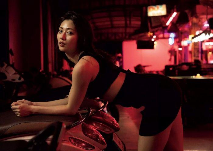 【艶めかしい】奥山かずさ スレンダー巨乳のビキニ水着グラビア画像！