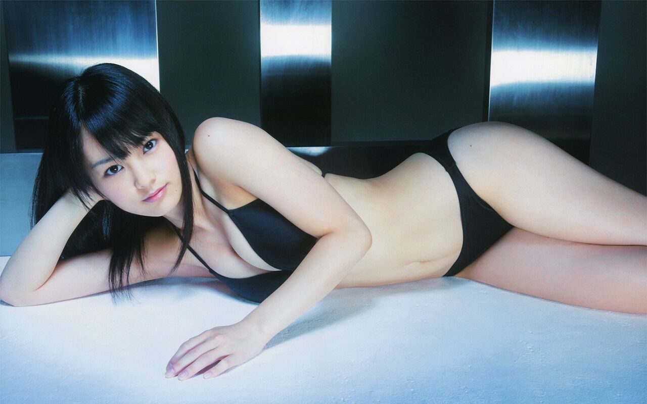 【S級美女】山本彩のセクシーランジェリー黒下着姿グラビア
