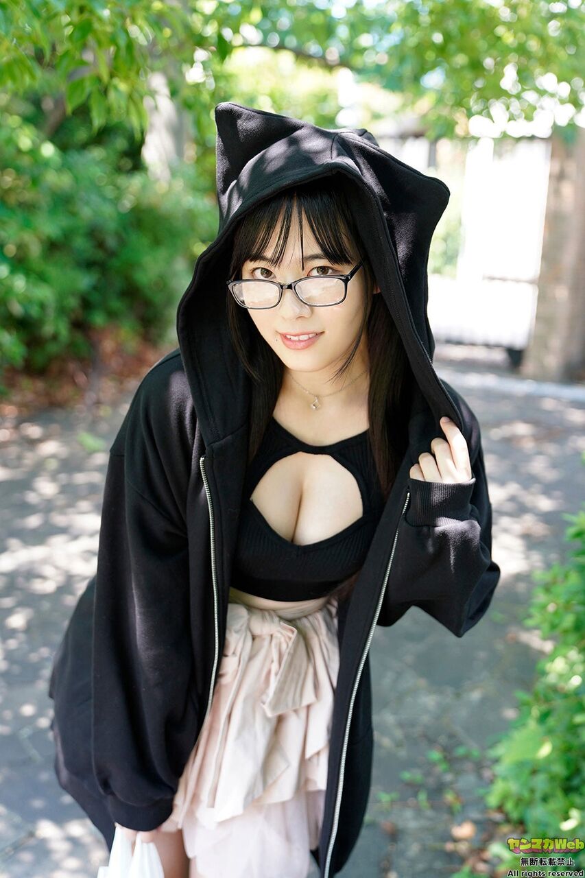 【極上ボディ】元OLグラドル東雲うみ、脱衣カットでふんわりバストちらりグラビア