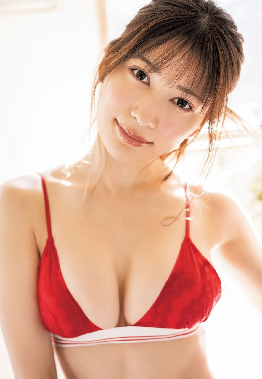 【極上ボディ】雪平莉左、ふんわり美バストに釘付け 真っ赤なビキニ水着でグラマラススタイルを披露