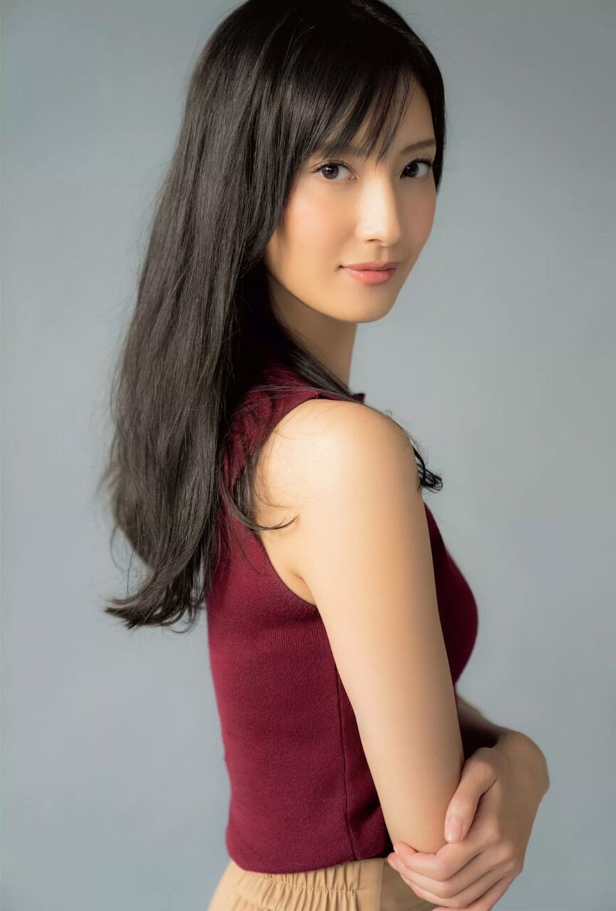 【妖艶】【菜々緒】久々、美脚を披露♡