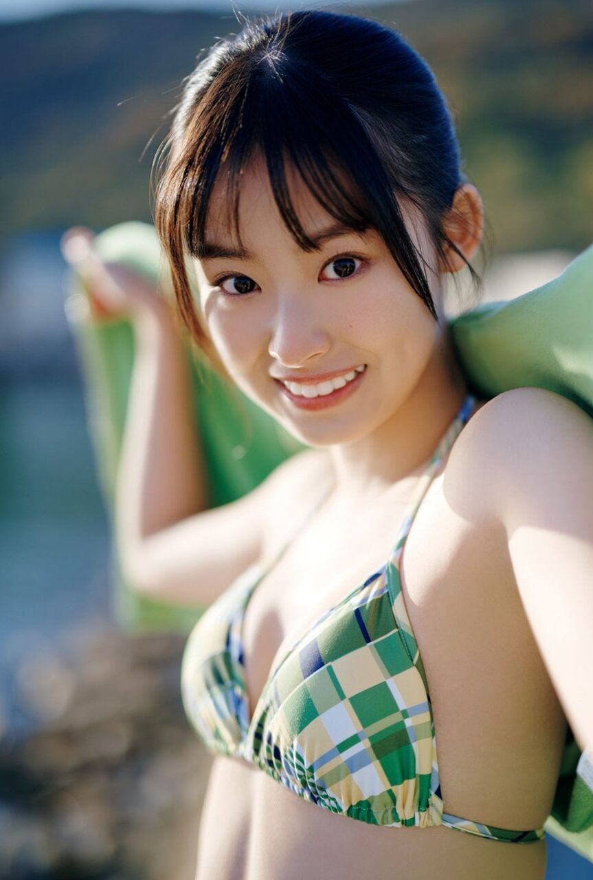【美ボディ】【井本彩花】ビキニ姿で髪をかきあげるS級美女