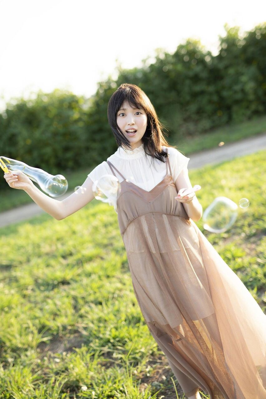 【セクシーボディ】【福本莉子】S級美女・カメラ目線の脇見せショット