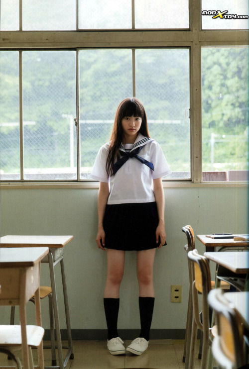 【艶めかしい】志田友美ちゃんの少女ボディは水着と制服が良く似合う！