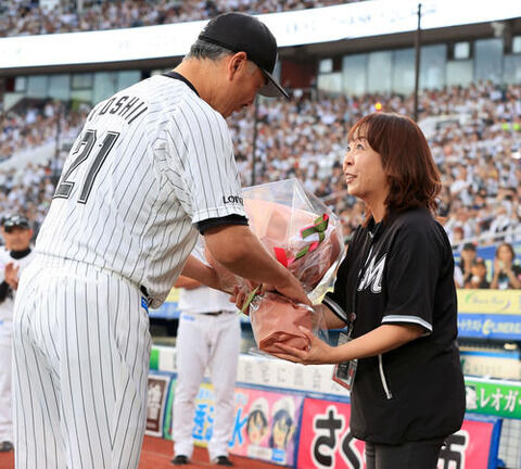 【涙】ロッテ 名物アナウンス谷保恵美さん涙の最終戦！吉井監督から花束、ファン「タニホ」大コール  ！！！！！！！！