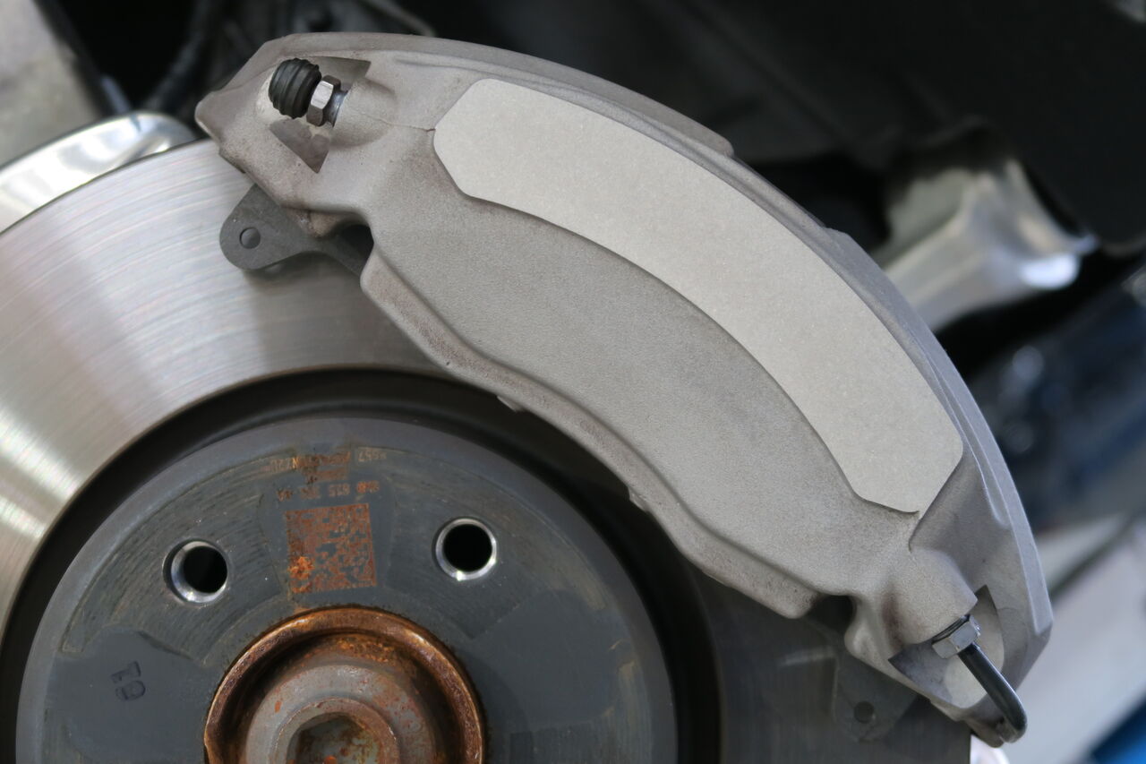 エガ：アウディ A4 B9 純正ブレーキパッド AUDI A4 (B9) 40TDI Quattro × iSWEEP Brake Pad IS1500
