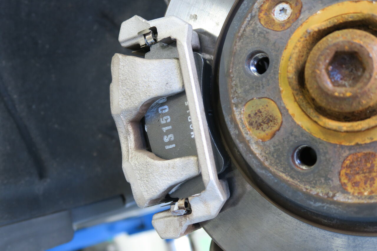 エガ：アウディ A4 B9 純正ブレーキパッド AUDI A4 (B9) Avant 40 TDI Quattro S-line x iSWEEP Brake Pad