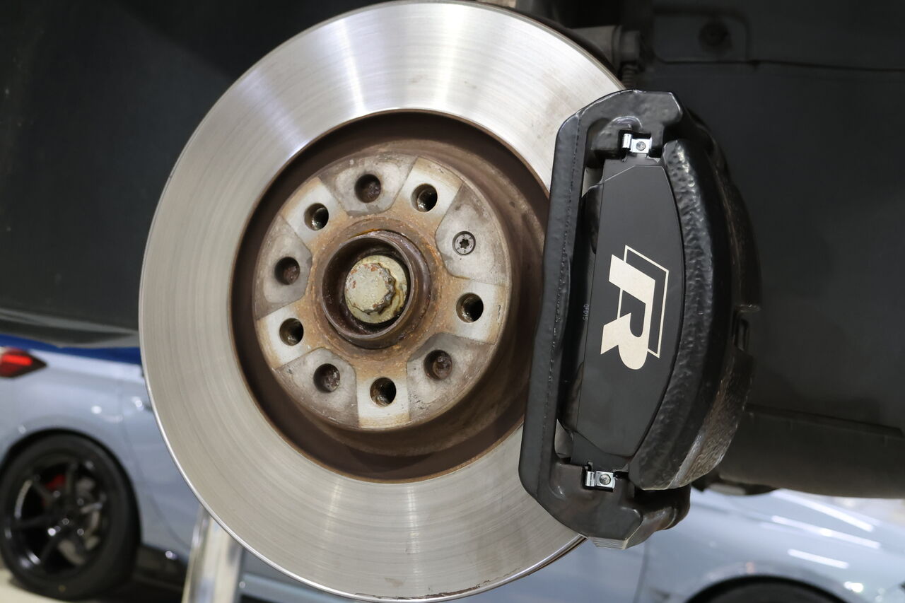 VW GOLF7.5 Variant R × iSWEEP Brake Pad IS1500 : イシカワ