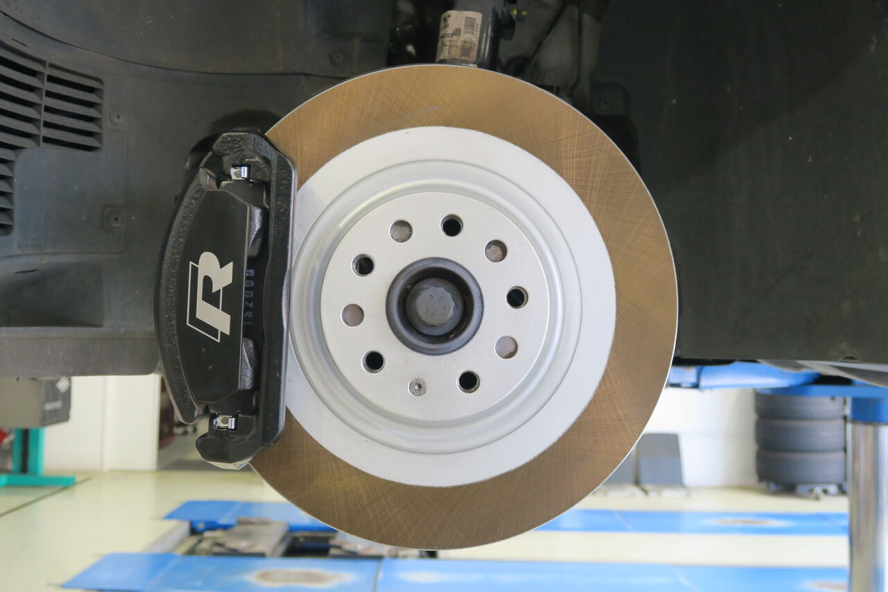 VW GOLF7.5 R × iSWEEP Brake Pad IS2000 & DIXCEL FP : イシカワ