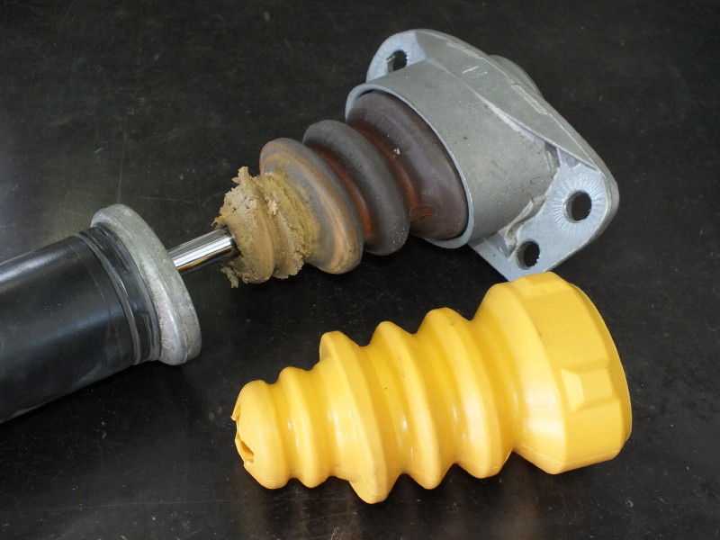 Golf5 R32 リアバンプラバー交換 イシカワエンジニアリング スタッフブログ