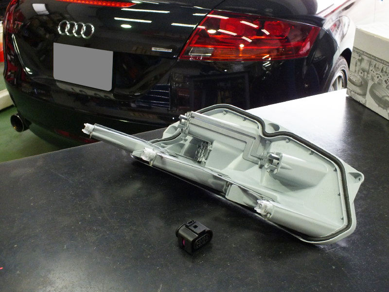 TT 8J 2.0TFSI Quattro テールランプバルブホルダー交換 : イシカワ