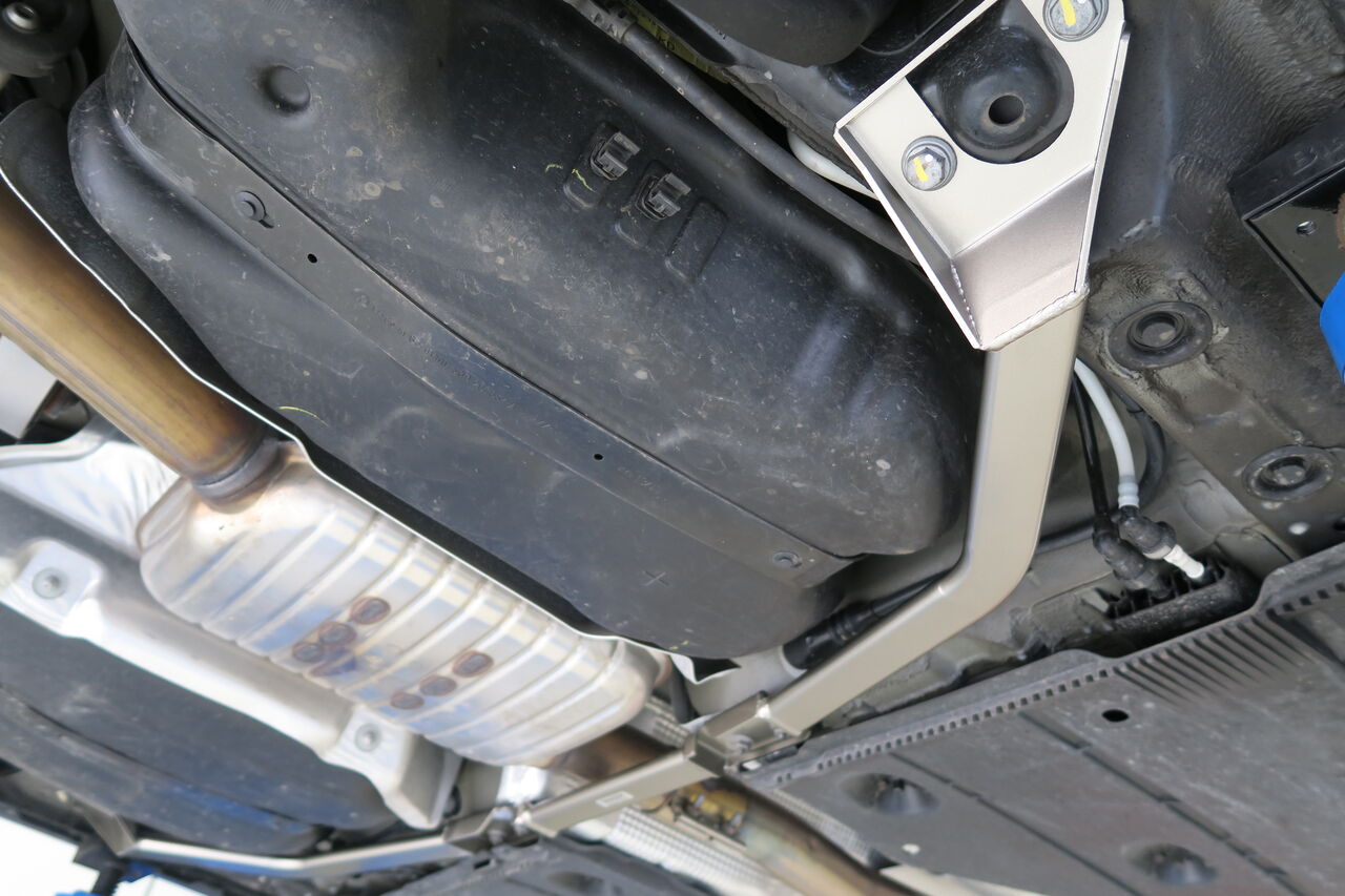 GOLF7.5 R × iSWEEP Center Floor Power Brace Rear 3piece