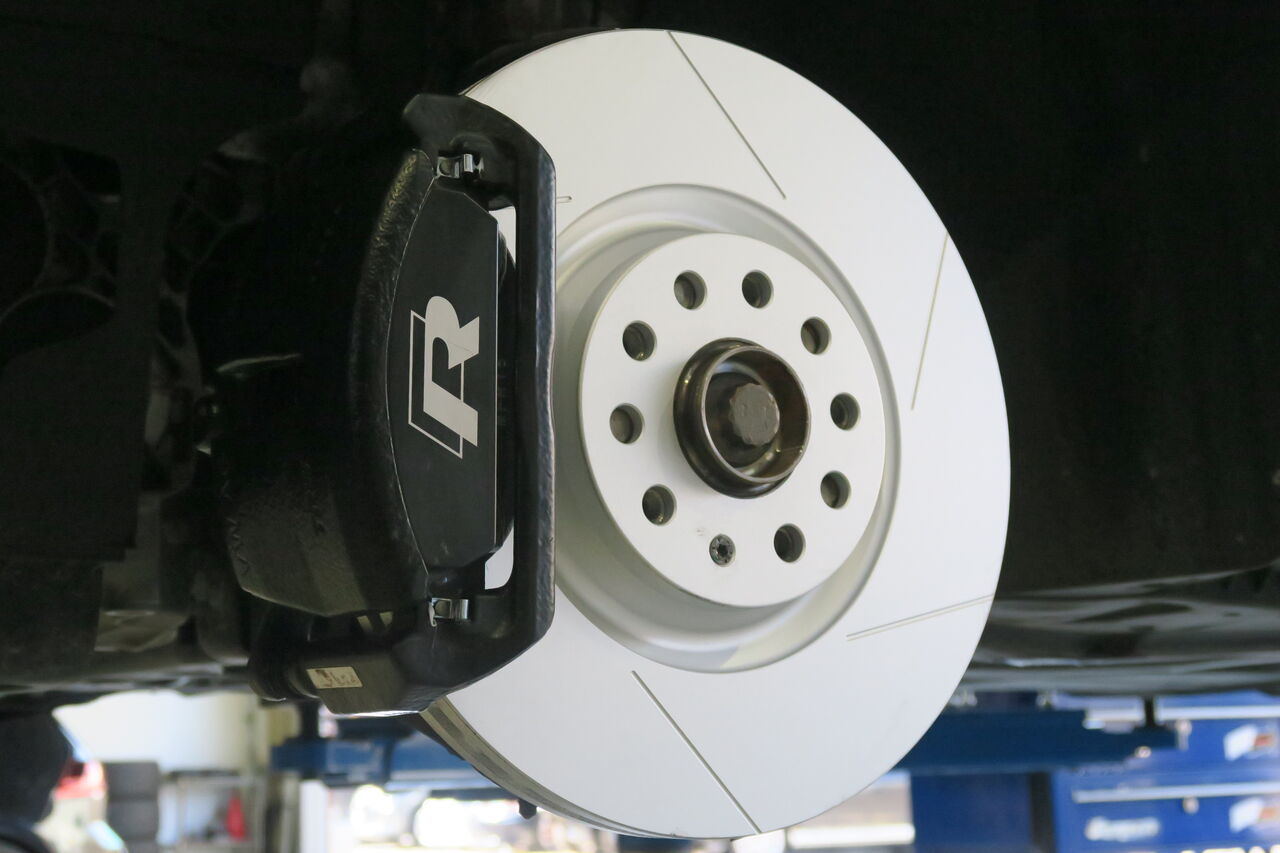VW GOLF7.5 Variant R × iSWEEP Brake Pad IS1500 & DIXCEL SD