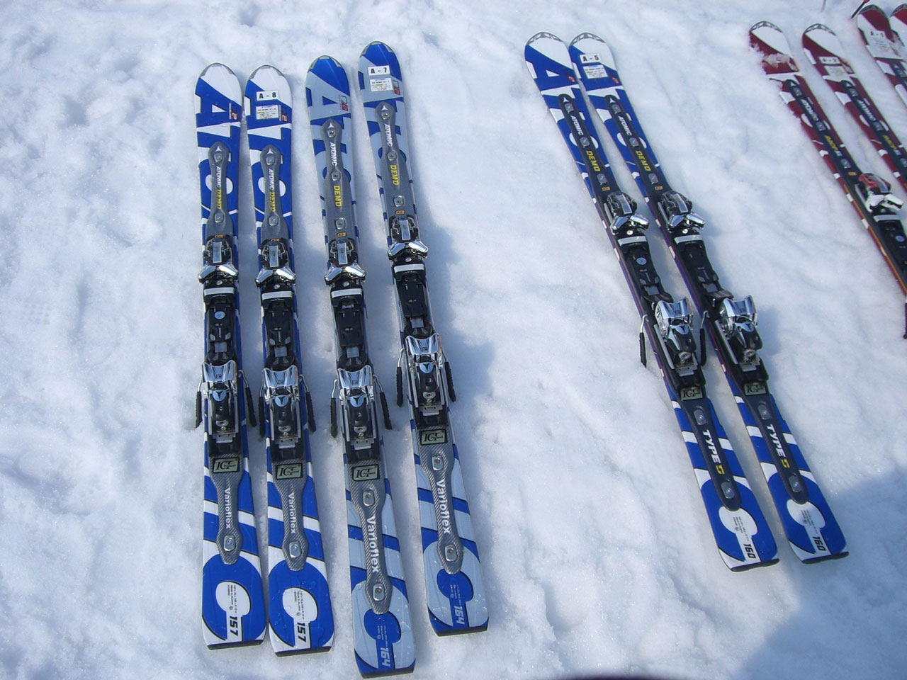 北見市発】アトミック ATOMIC DEMO TYPEA D2 スキー板 白 174cm 北見市発】アトミック ATOMIC DEMO TYPEA D2 スキー板 白 174cm
