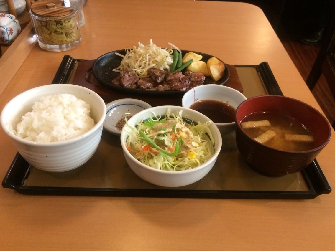 takeのとりあえず社長日記:やよい軒のカットステーキ定食。