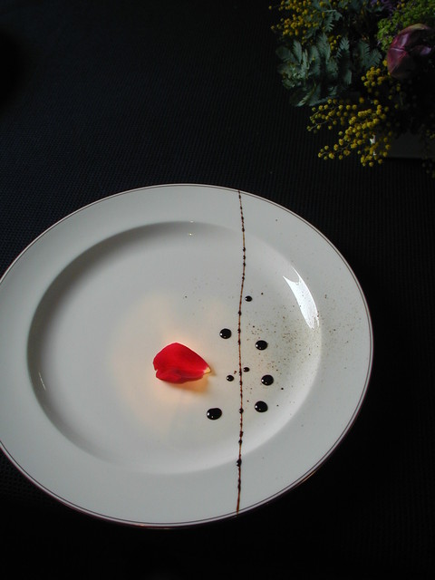 盛り付け方 ソースで皿に絵を描く Tea Salon A Primrose 食憧楽