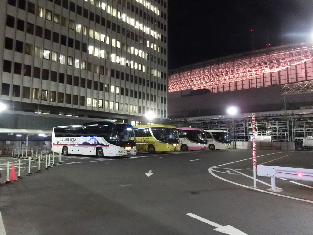 ブリキ ハイウェイバス屋根に3つのライト付き「東京駅 」行きR―R504 ブリキ のハイウェイバス屋根に3つのライト付き「東京駅 」行きR