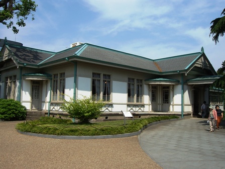 旧洋館御休所入口左側