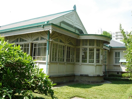 旧洋館御休所入口右側