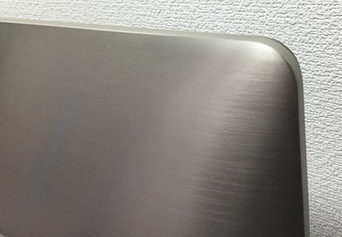ヘアライン加工が施されている