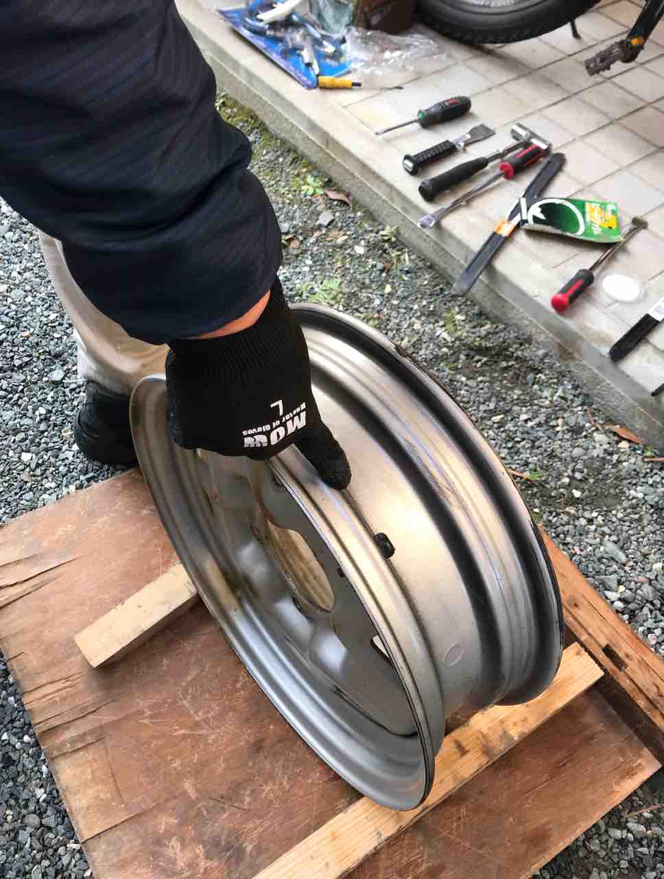 車のﾀｲﾔﾁｪﾝｼﾞｼﾞｬｰ02 ｼﾞﾑﾆｰjb23 タイヤを 手組みで入れる いかけやのおっちゃん