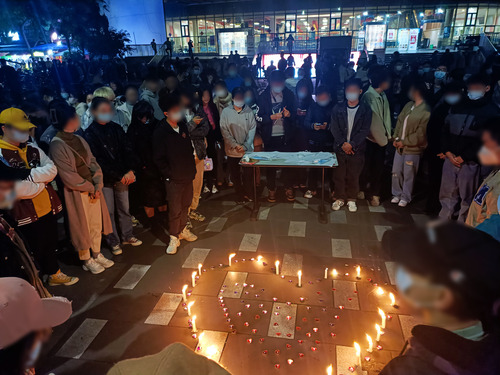 西南交通大学学生悼念乌鲁木齐火灾逝者_10