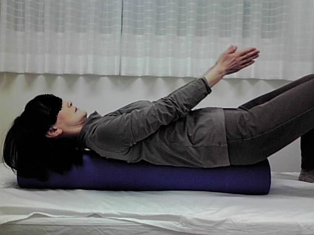 ストレッチポール 1 胸を開いて肩甲骨の動きをよくしよう いけちゃんのblog 練馬区関町の池島接骨院 院長日記 バレエ テーピング 足底板など