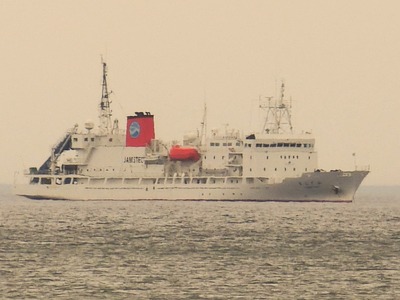 支援母船よこすか