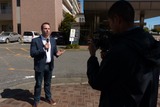 ビアンキが入院する病院前でレポートするメディア