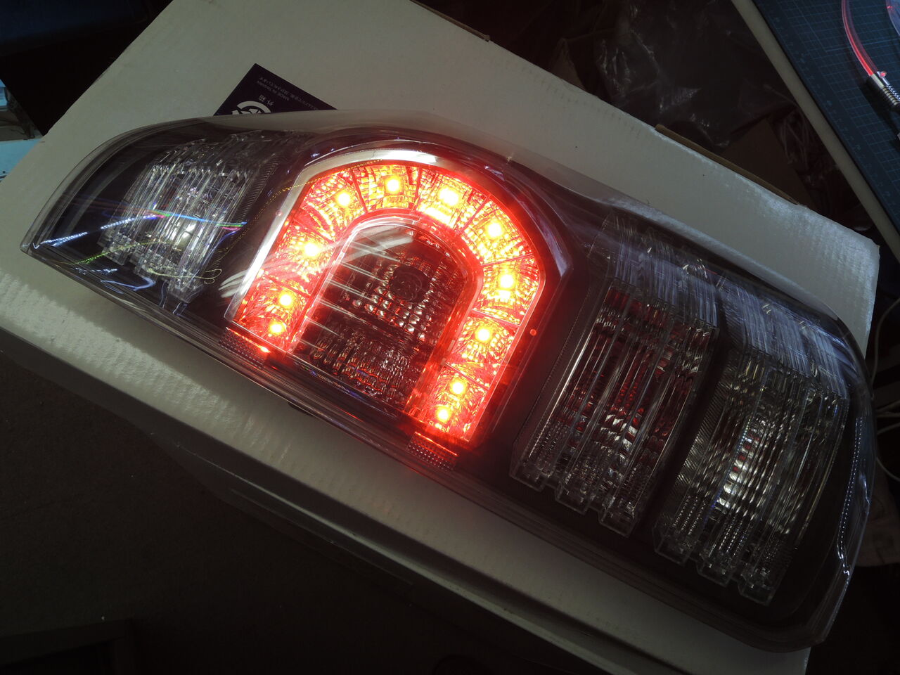 70ヴォクシー LEDテール クリアテール 球切れなし