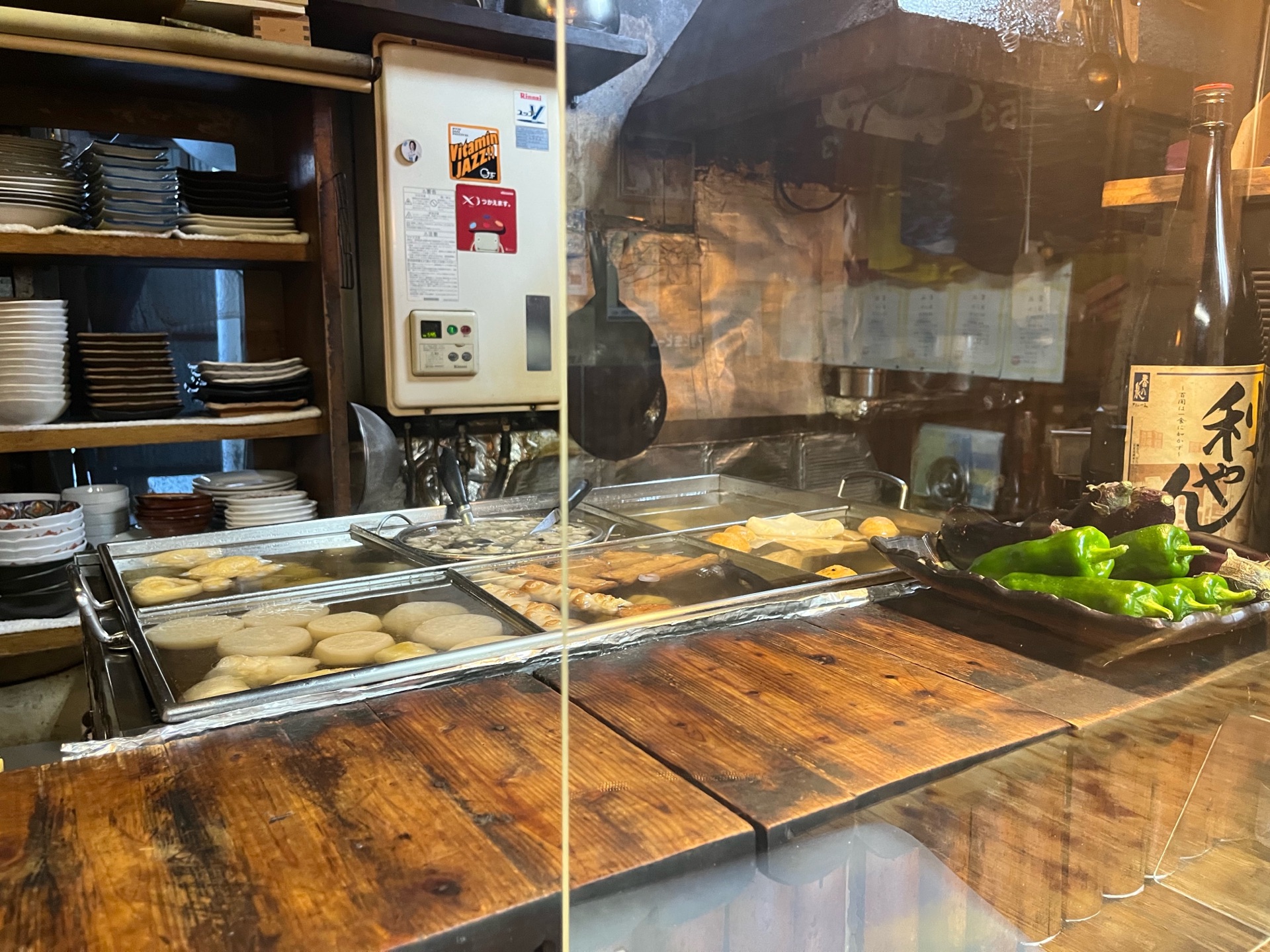 吉田類さんも来た雰囲気最高のカウンターで、名物豆腐だし巻き。 利