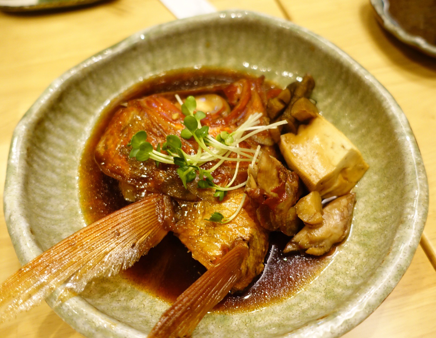 金目鯛の煮つけと近江牛炙りが680円 魚蔵 梅田 ちびっこ酒場放浪記 関西 金目鯛の煮つけと近江牛炙りが680円 魚蔵 梅田 ちびっこ酒場放浪記 関西