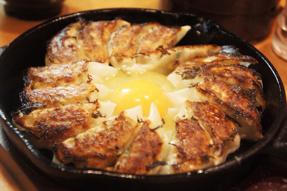 ニンニクがっつり鉄板餃子 変わり種もいっぱい こてつ家 難波 ちびっこ酒場放浪記 関西