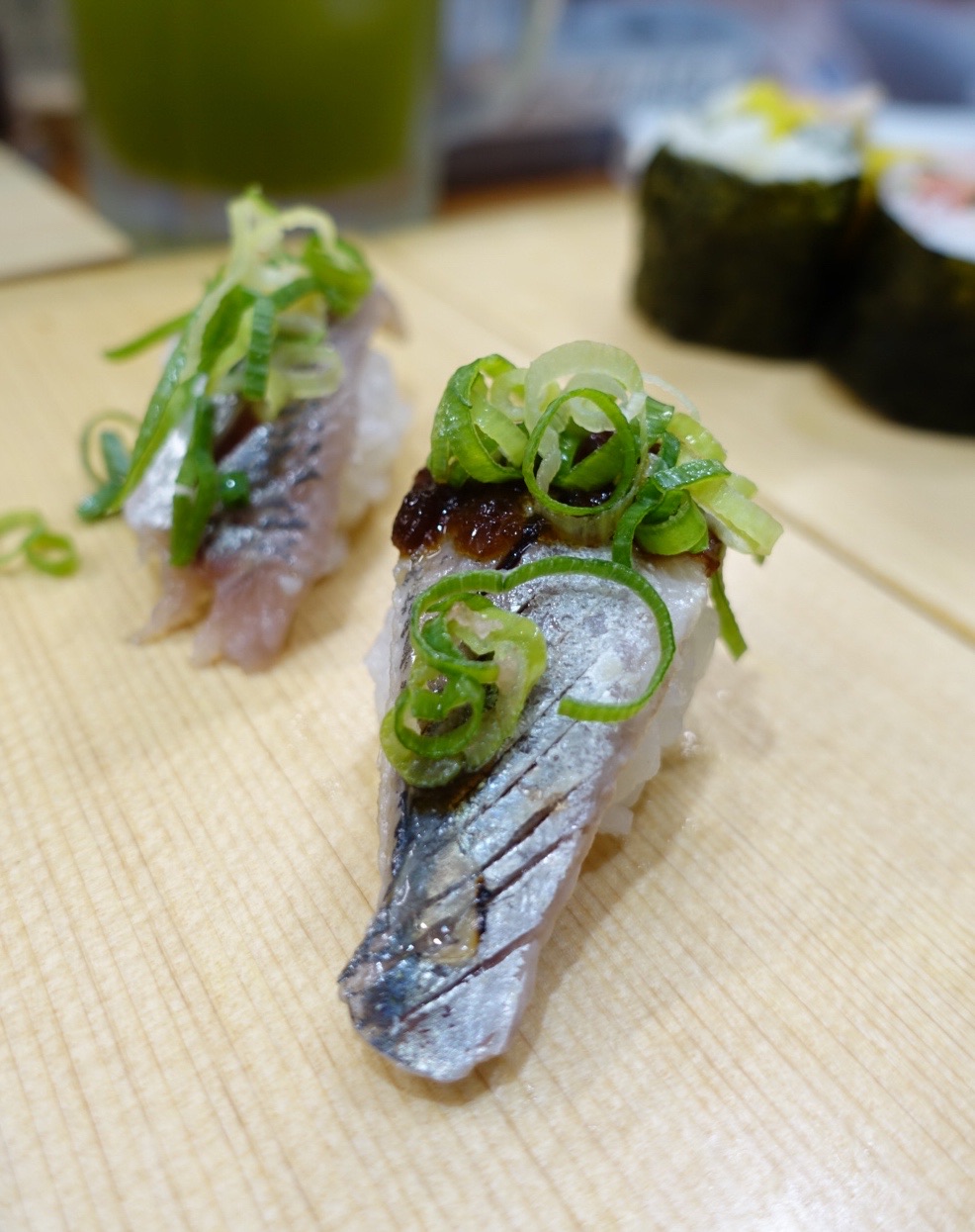 酒飲みのための寿司屋。大間まぐろの中トロが2貫で290円！ 立ち食い鮨謹賀 梅田 : ちびっこ酒場放浪記@関西