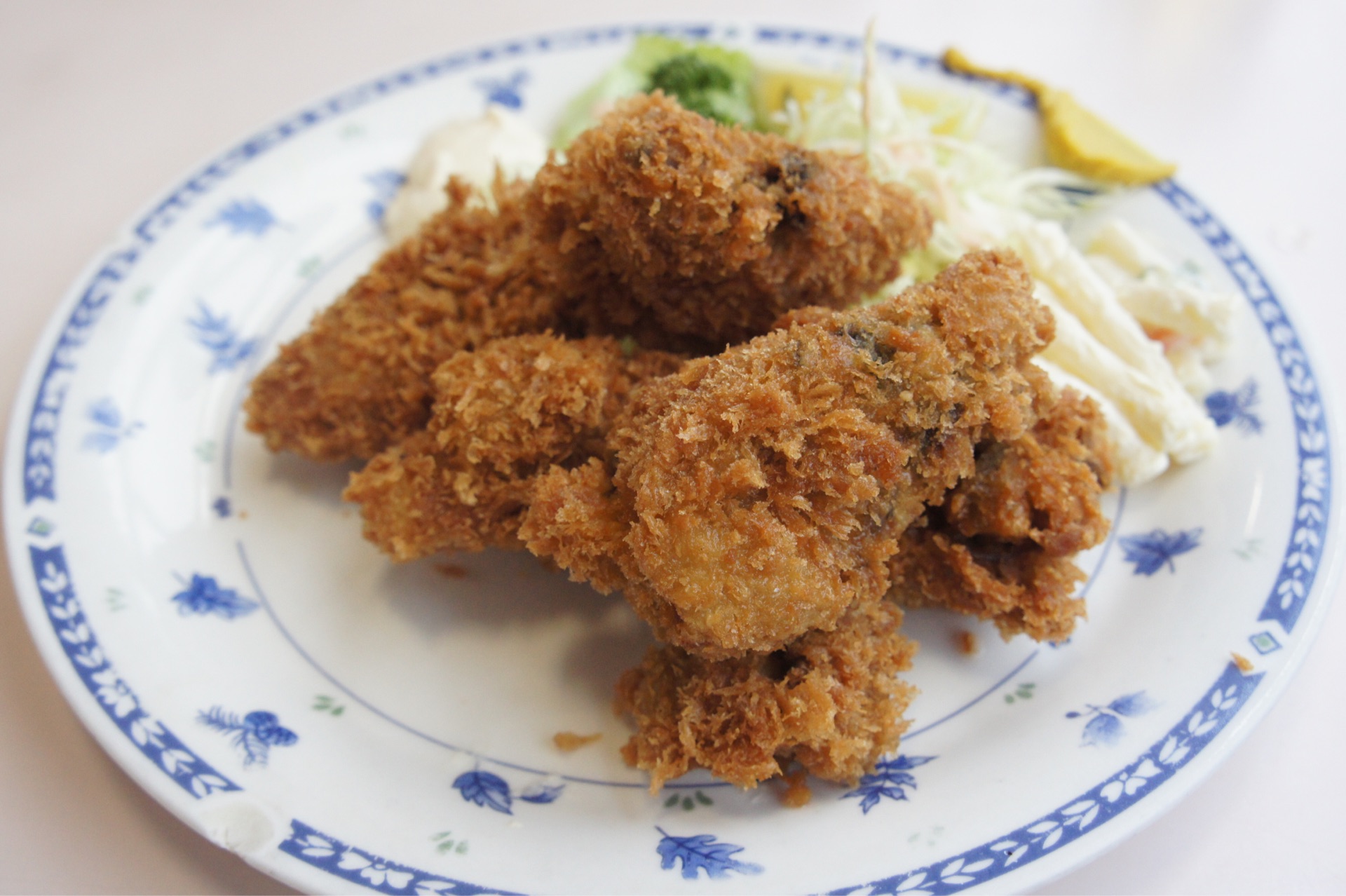 築地市場で朝からカキフライとビール 磯野家 東京築地 ちびっこ酒場放浪記 関西 築地市場で朝からカキフライとビール 磯野家 東京築地 ちびっこ酒場放浪記 関西