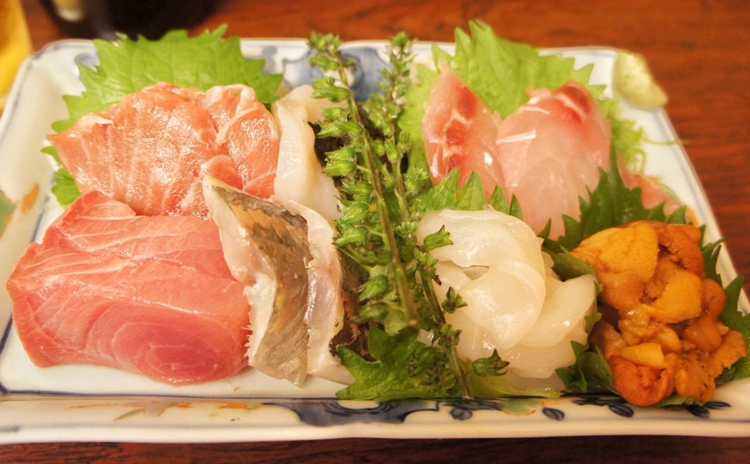 築地の場内で刺身盛りと朝ビール 和食かとう 東京築地 ちびっこ酒場放浪記 関西