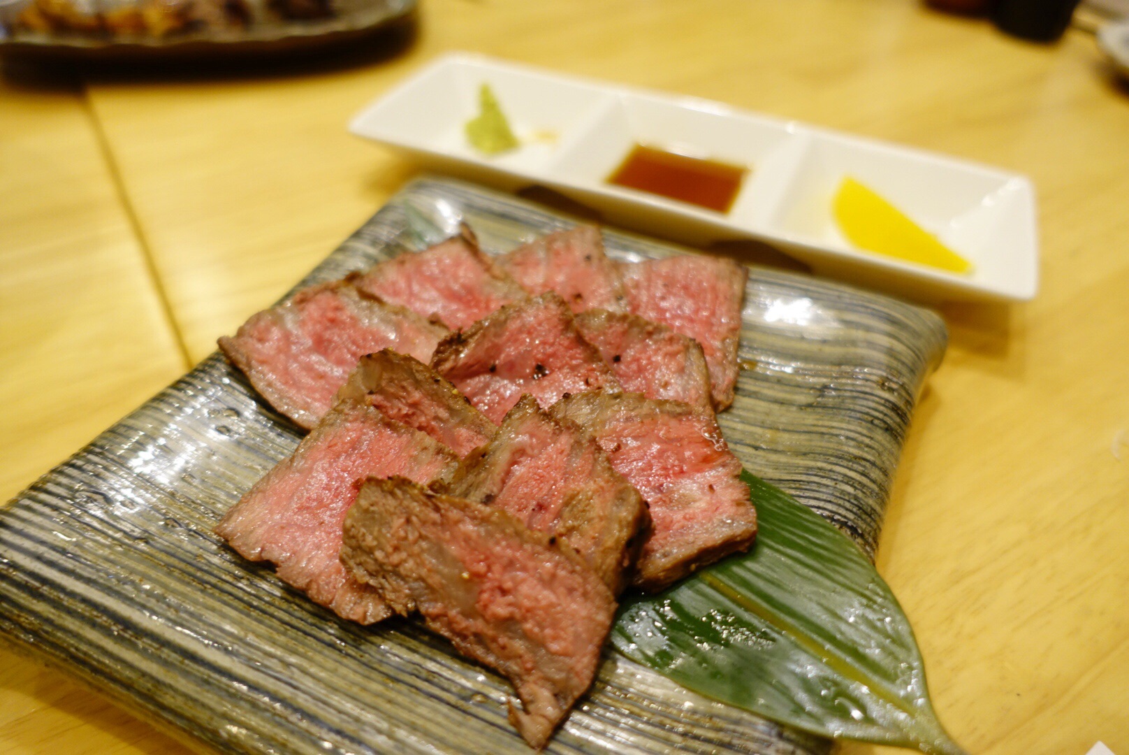 金目鯛の煮つけと近江牛炙りが680円 魚蔵 梅田 ちびっこ酒場放浪記 関西 金目鯛の煮つけと近江牛炙りが680円 魚蔵 梅田 ちびっこ酒場放浪記 関西