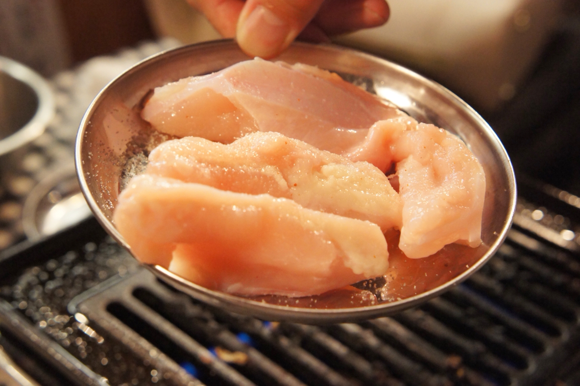 精肉店がやってる 自分で焼くスタイルの焼き鳥やさん とりよしふうず 天満 ちびっこ酒場放浪記 関西