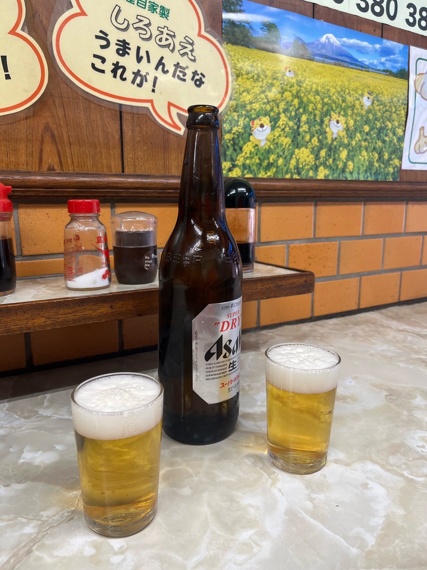 9時半オープンで朝から乾杯も！安心の正統派立ち飲み。 岩田屋酒店