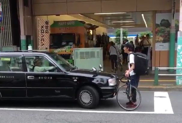 出て来いよオラァ 綾瀬でubereatsの配達員がタクシーにブチ切れて恫喝 立ち塞がって渋滞を引き起こす