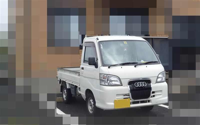 変わったエンブレムの車を見つけたんやがなんて車や 事故速