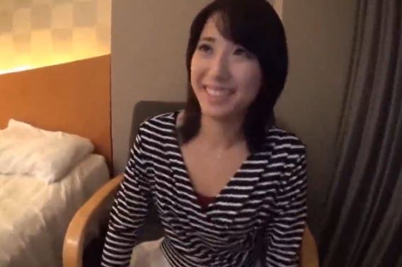 【人妻ナンパ】貧乳の美女奥さんのスケベな本性さらけ出して中出しSEX|人妻動画