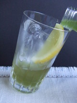 ４、茶イダーを注ぐ